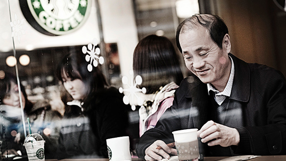 family-enjoying-breakfast-together-on-back-porch-deciding-what-to-eat-after-stoma-surgery